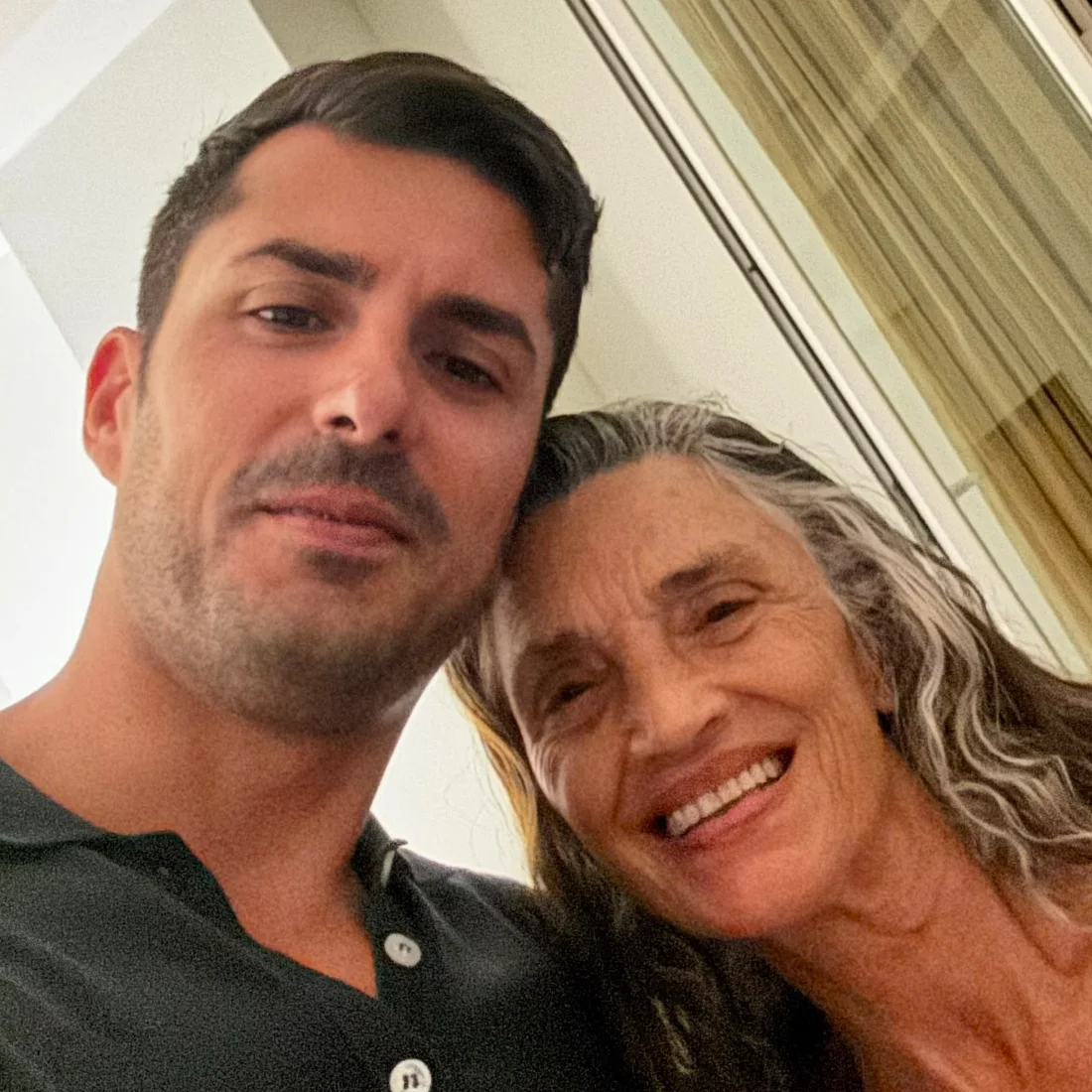 Il dott. Federico Filippi con Ángela Molina nello studio di Roma
